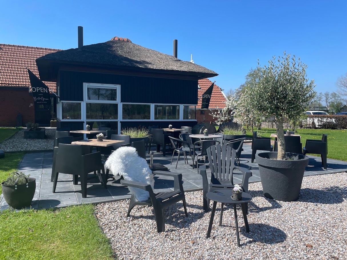 Het zonnige terras van Tuinkaffee BuitenGewoon in Oudega